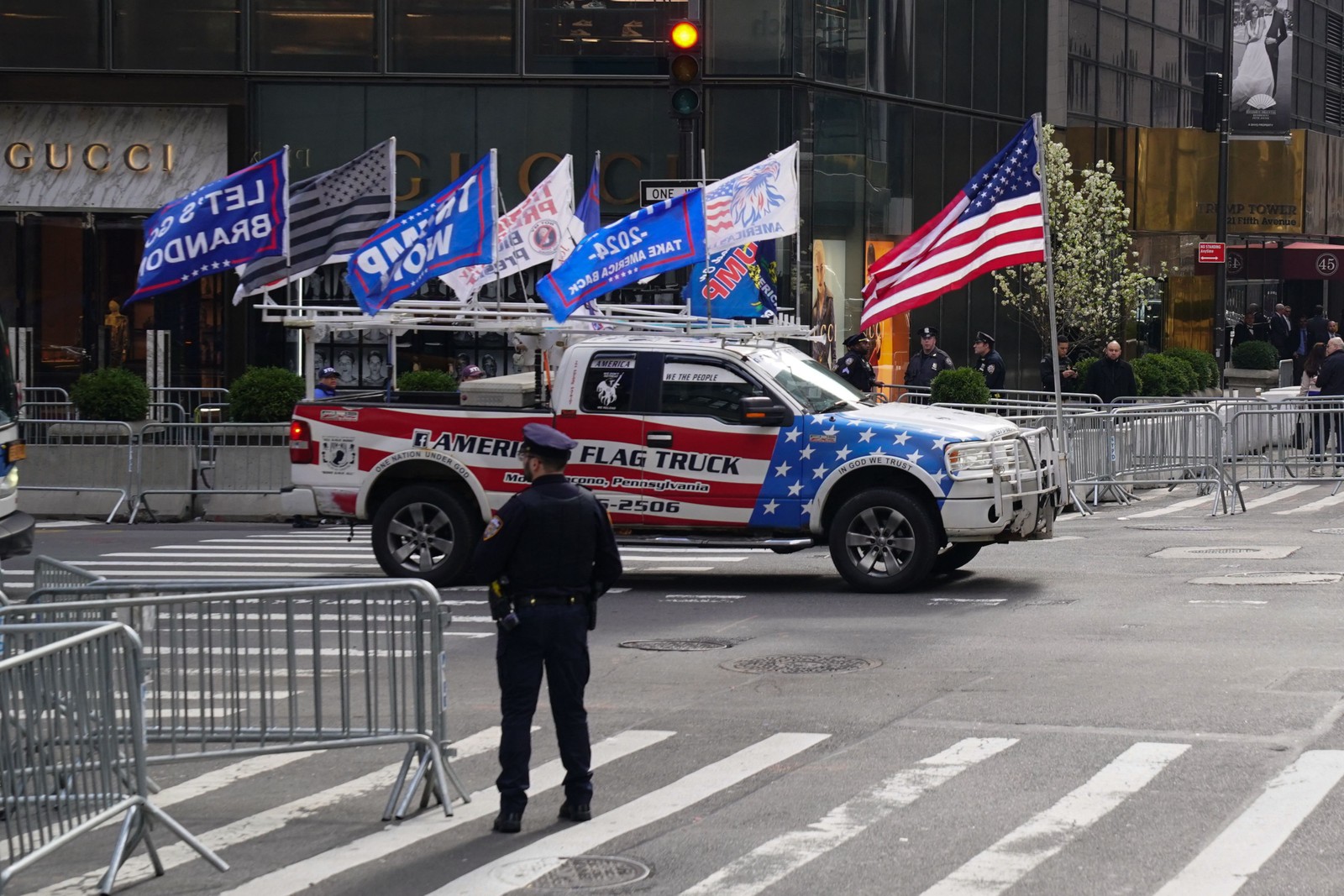 Apoiadores do ex-presidente dos EUA, Donald Trump, dirigem pela Quinta Avenida antes de Trump sair da Trump Tower — Foto: Bryan R. Smith / AFP