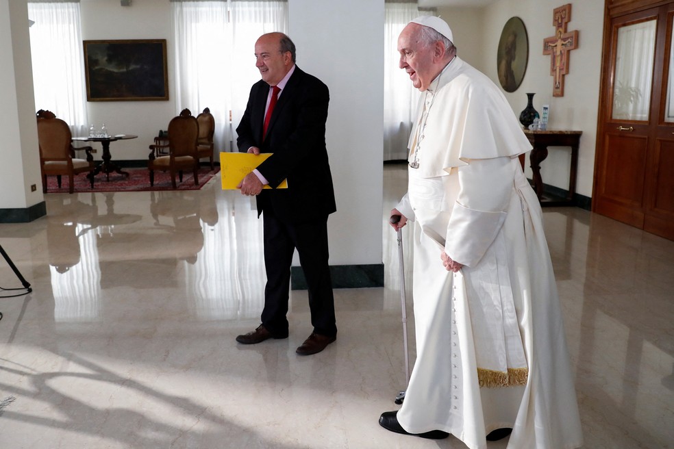 Papa Francisco durante entrevista à agência Reuters, no Vaticano  — Foto: Remo Casilli/Reuters