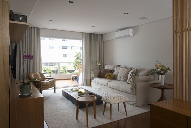 Madeira em diversas versões dá o tom em apartamento de 140 m²  (Foto: Divulgação)