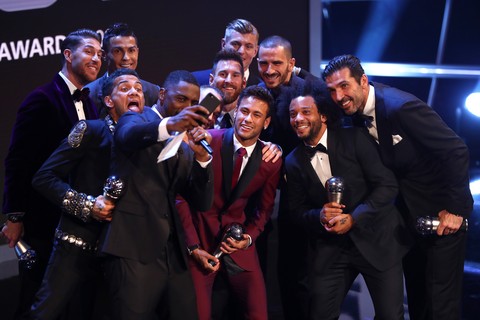 Jogadores fazem selfie com Idris Elba 