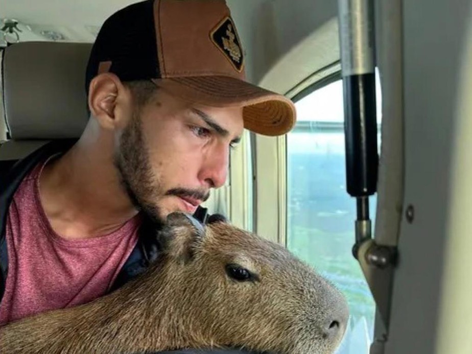 Influencer Agenor Tupinamb&aacute; entrega capivara Fil&oacute; ao Ibama, em Manaus |  Not&iacute;cias | Quem