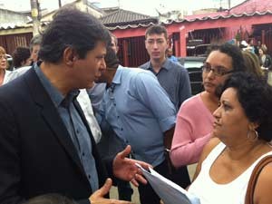 Haddad conversa com líder comunitária em visita à Penha (Foto: Tatiana Santiago/G1)