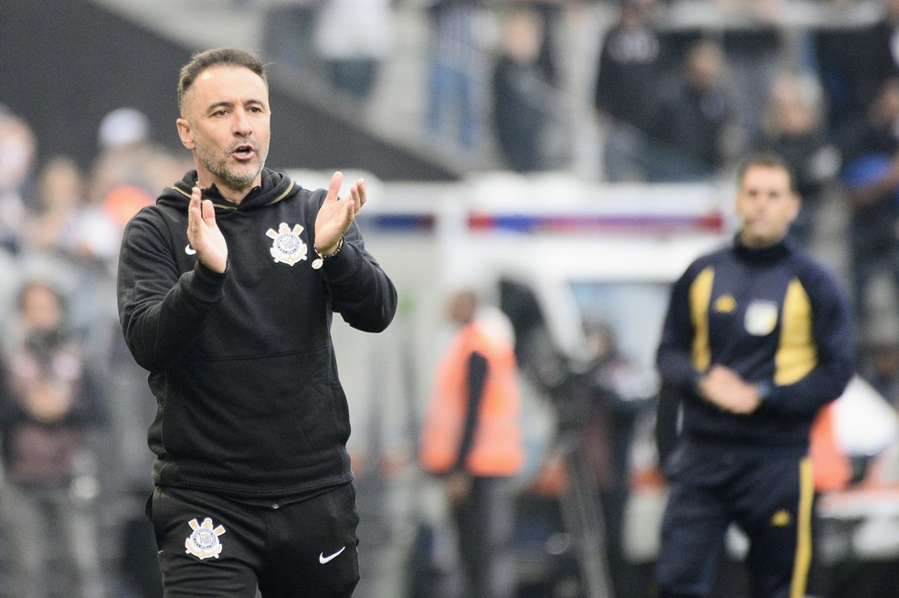 Vítor Pereira, técnico do Corinthians, durante jogo na Arena — Foto: Marcos Ribolli