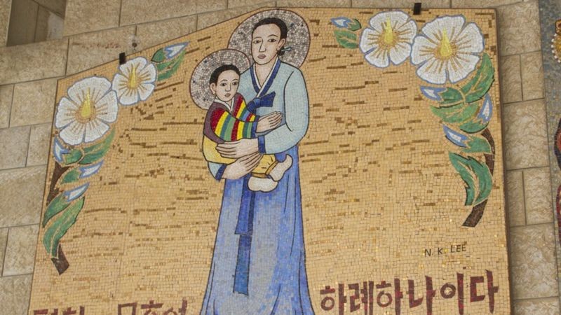 A basílica da Anunciação, em Israel, tem imagens de Maria enviadas por diferentes países do mundo; aqui é como ela seria representada na Coreia do Sul (Foto: GETTY IMAGES)