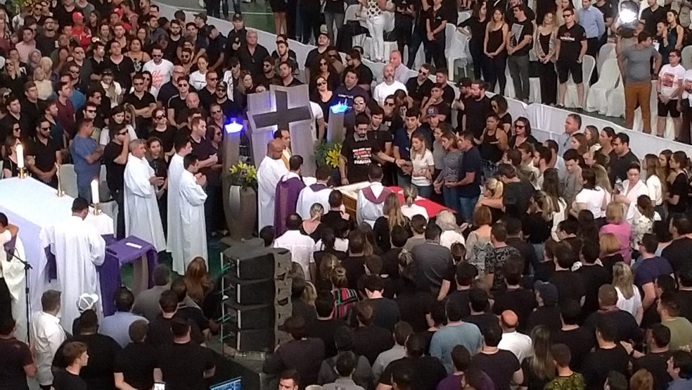 Missa em homenagem a Gabriel Diniz foi celebrada durante velório, em João Pessoa — Foto: Diogo Almeida/G1