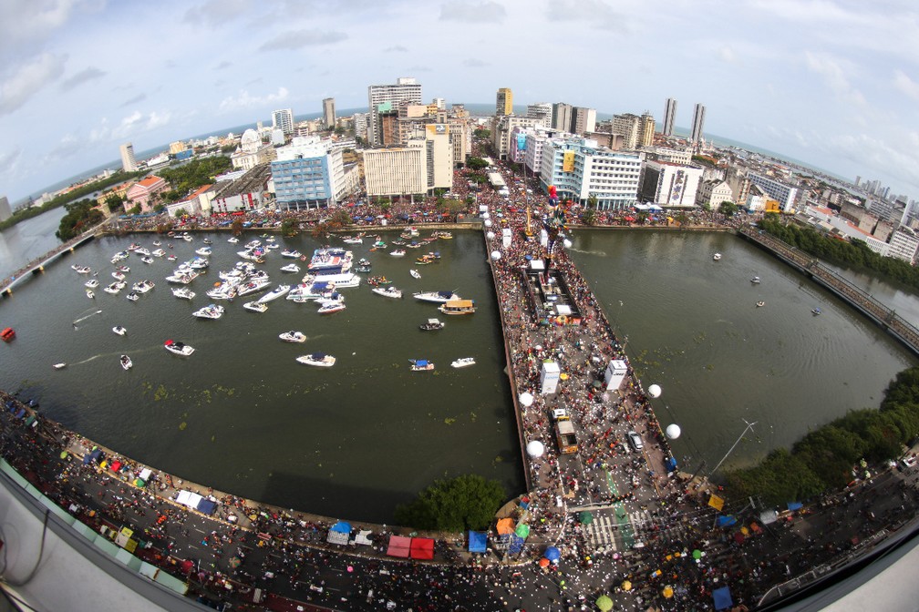 Foliões circulam pelas ruas do Recife durante o desfile do Galo da Madrugada — Foto: Marlon Costa/Pernambuco Press