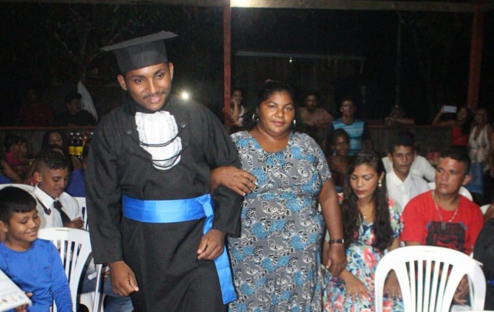 Familiares entregaram diplomas para os alunos. — Foto: Divulgação
