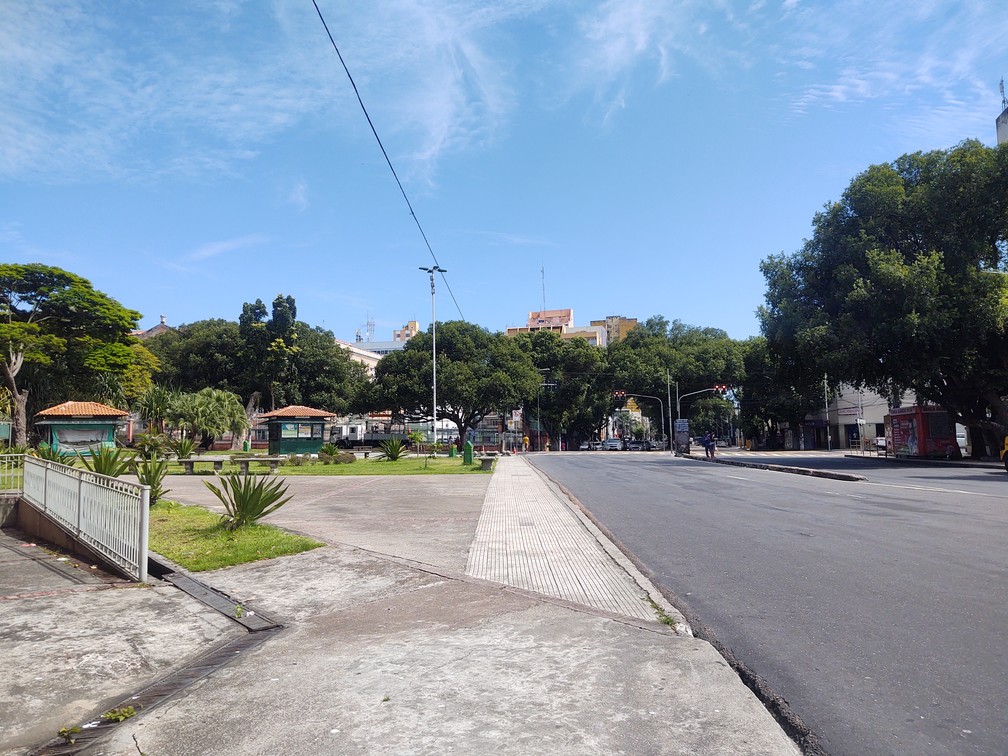 Trecho próximo à Praça da Polícia, área central de Manaus, sem fluxo de pessoas e veículos na manhã desta quarta (25) — Foto: Eliana Nascimento/G1 AM