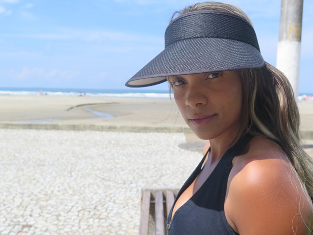 Ana Paula em frente a praia, em Praia Grande (Foto: Mariane Rossi/G1)