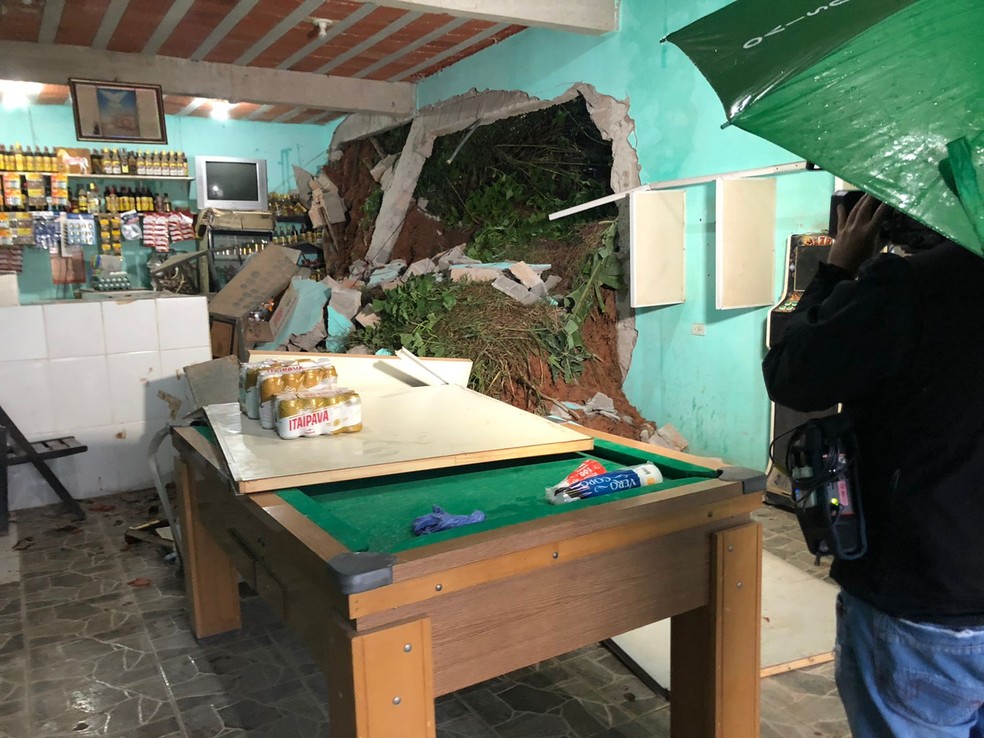 Uma das casas atingidas pelo deslizamento de terra, em Itapevi, onde funciona um bar — Foto: Indianara Campos/TV Globo