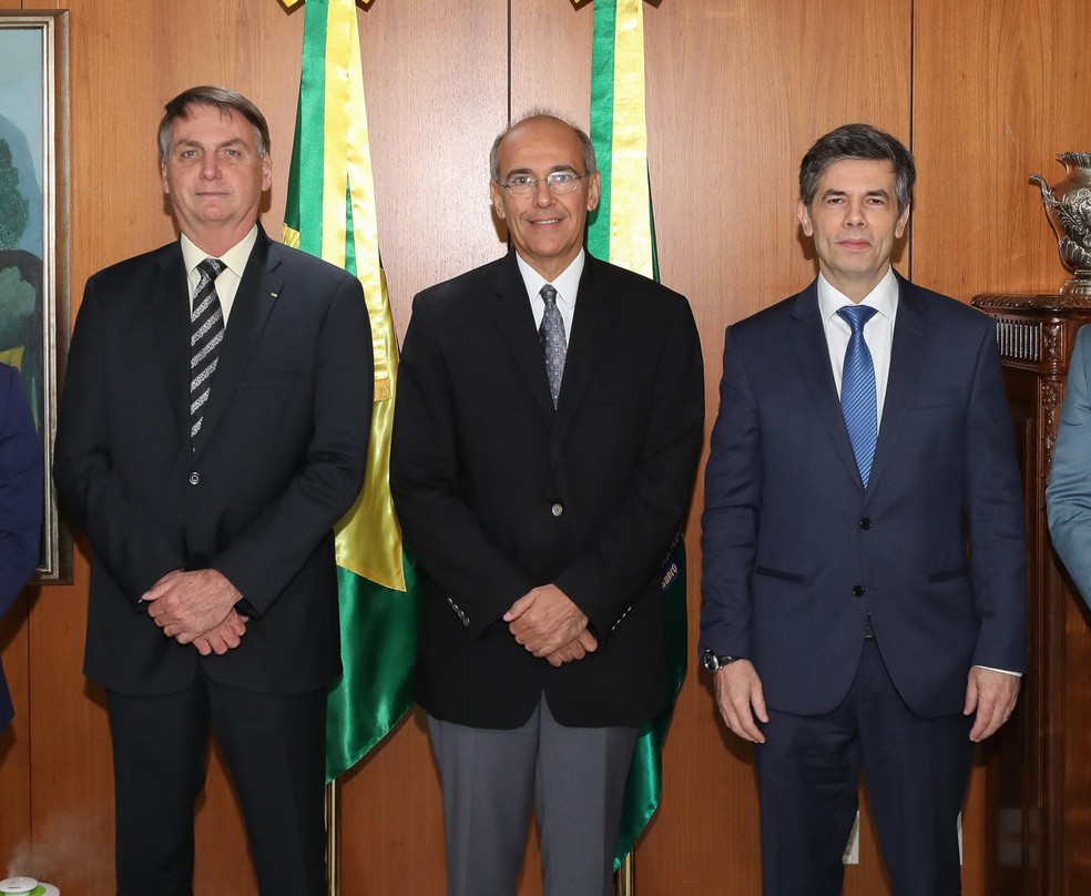 O presidente Jair Bolsonaro e o ministro da Saúde, Nelson Teich, recebem o presidente do Conselho Federal de Medicina,  Mauro Luiz Britto Ribeiro (centro) — Foto: Foto: Marcos Corrêa/PR