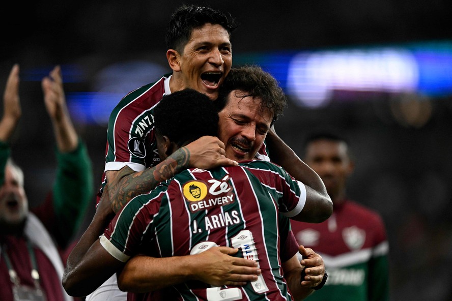Cano comemora com Diniz e Arias a classificação do Fluminense para as quartas de final da Libertadores