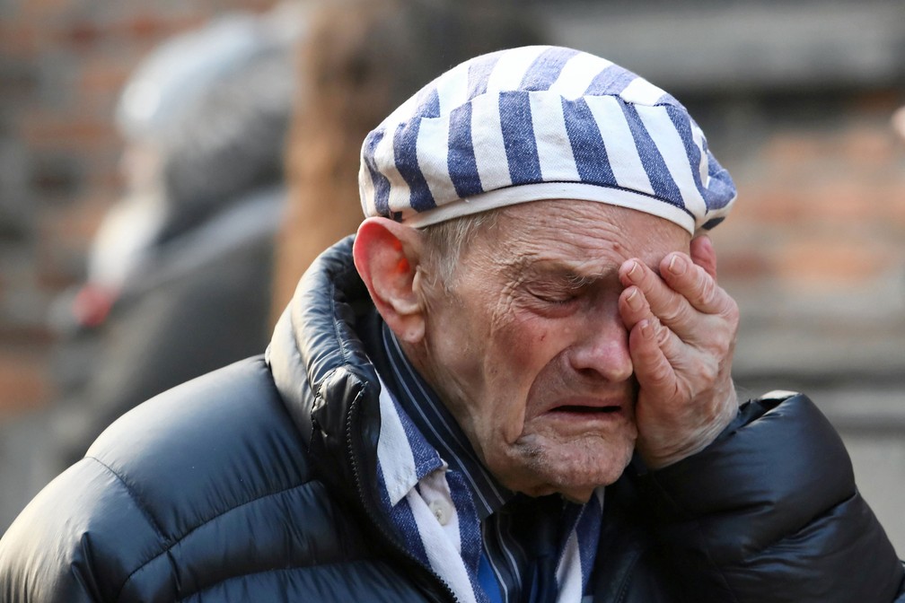 Sobrevivente chora no campo de concentração de Auschwitz, na Polônia, nesta segunda-feira (27), durante cerimônia que lembra os 75 anos da libertação  — Foto:  Jakub Porzycki / Agência Gazeta via Reuters
