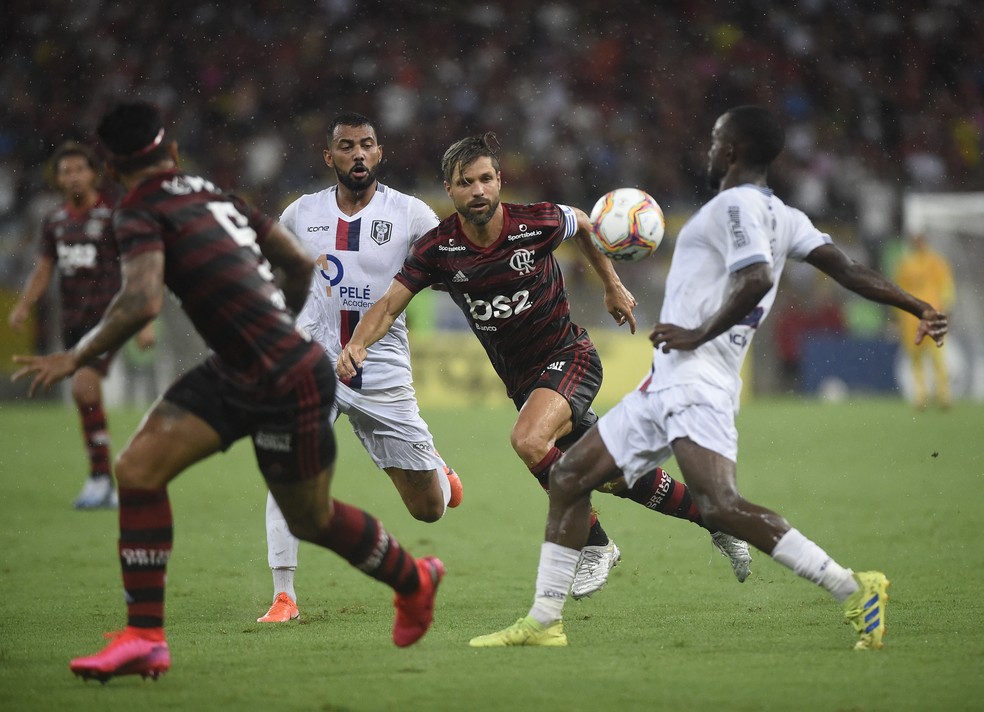 Diego foi titular e capitão contra o Resende — Foto: André Durão