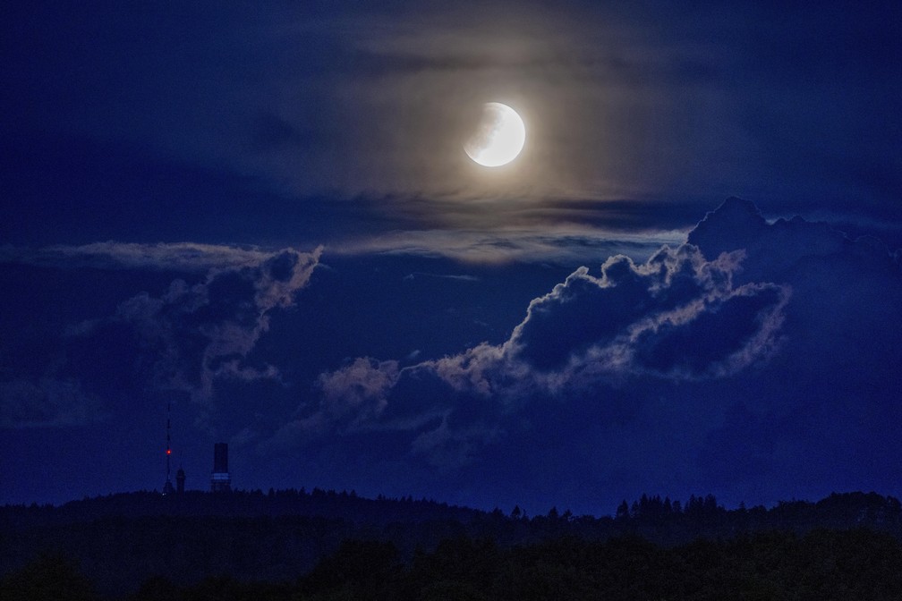 Eclipse lunar nas montanhas Taunus, perto de Frankfurt, Alemanha — Foto: Michael Probst / AP Photo