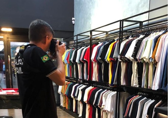 350 roupas falsificadas são apreendidas em loja de shopping no Bairro Meireles, em Fortaleza
