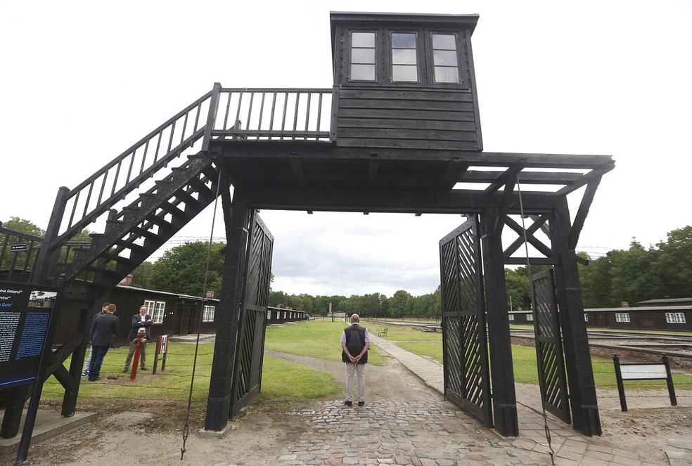 Foto de 2018 mostra o portão do antigo campo de concentração nazista de Stutthof — Foto: Czarek Sokolowski/AP