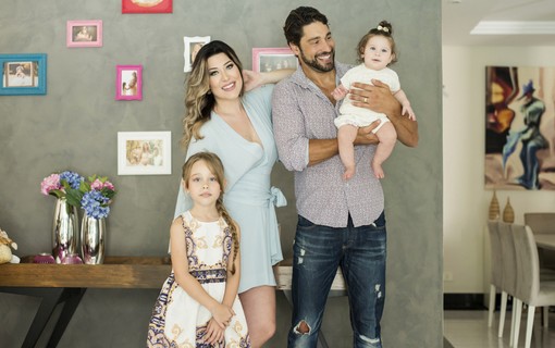 Victor Pecoraro e a mulher, a modelo Renata Muller, com as filhas, Sophia e Rebekah, na sala de casa