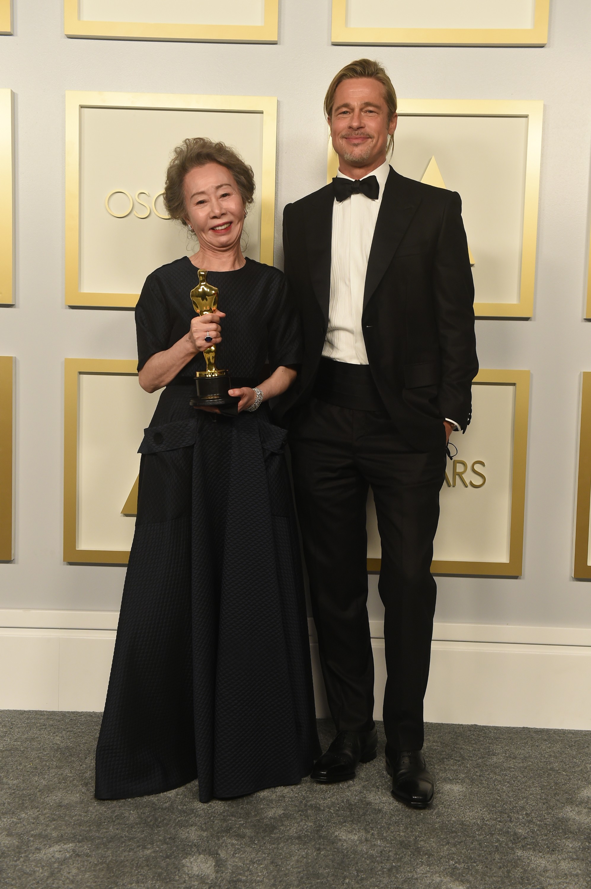 Yuh Jung Youn e Brad-Pitt (Foto: Getty Images)