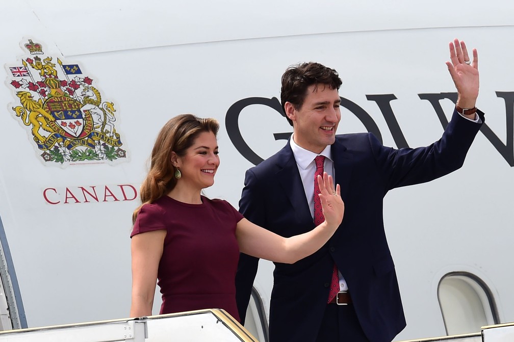 O presidente canadense, Justin Trudeau, e sua mulher, Sophie Gregoire, acenam ao desembarcar em  Buenos Aires para o encontro do G20, nesta quinta-feira (29). — Foto: Martin Bernetti/AFP 