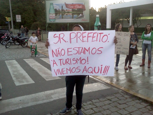 Em São Lourenço, manifestantes saíram do Parque das Águas (Foto: Caio Pires)