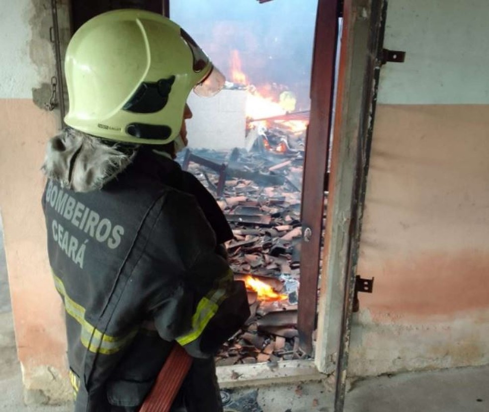 Bombeiros usaram cerca de mil litros de água para apagar fogo de residência na localidade de Gererau. — Foto: Corpo de Bombeiros/ Divulgação