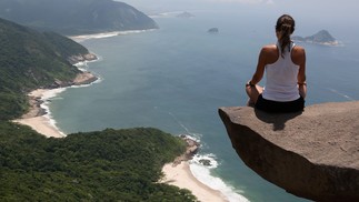 Alguns visitantes preferem transmitir a paz de estar nas alturas — Foto: Custodio Coimbra / Agência O Globo