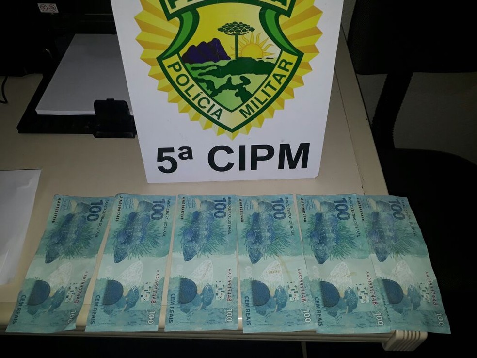 Ao todo, PM apreendeu dez notas falsas de R$ 100 que foram repassadas para comércios de Cianorte, no noroeste do Paraná (Foto: Polícia Militar do Paraná/Divulgação)