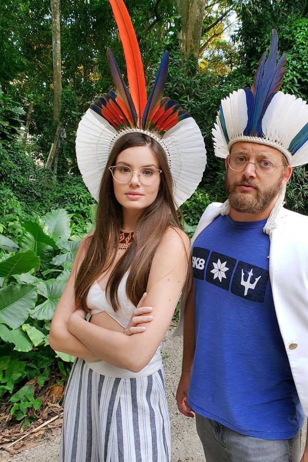 Camila Queiroz e Klebber Toledo posam como índios em exposição
