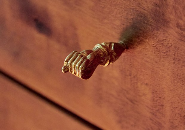 Puxador de metal com banho de ouro em formato de figa de Julia Gastin (Foto: Divulgação)