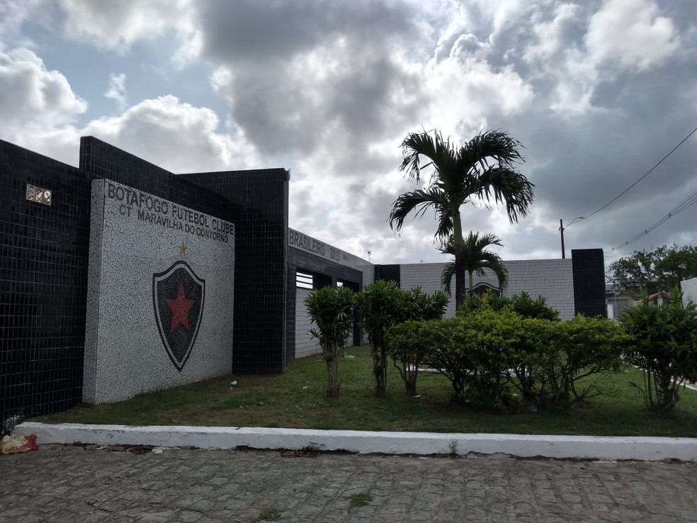 O Botafogo-PB suspendeu os contratos de alguns profissionais e reduziu os salários dos atletas em 25% — Foto: Vitor Oliveira / GloboEsporte.com