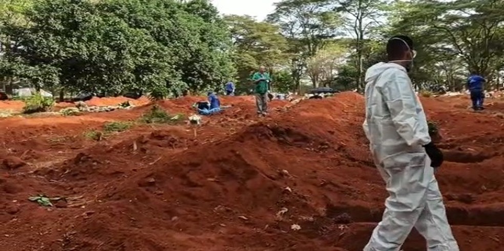 Sepultadores cavam covas no cemitério Vila Formosa — Foto: Sindesp/divulgação