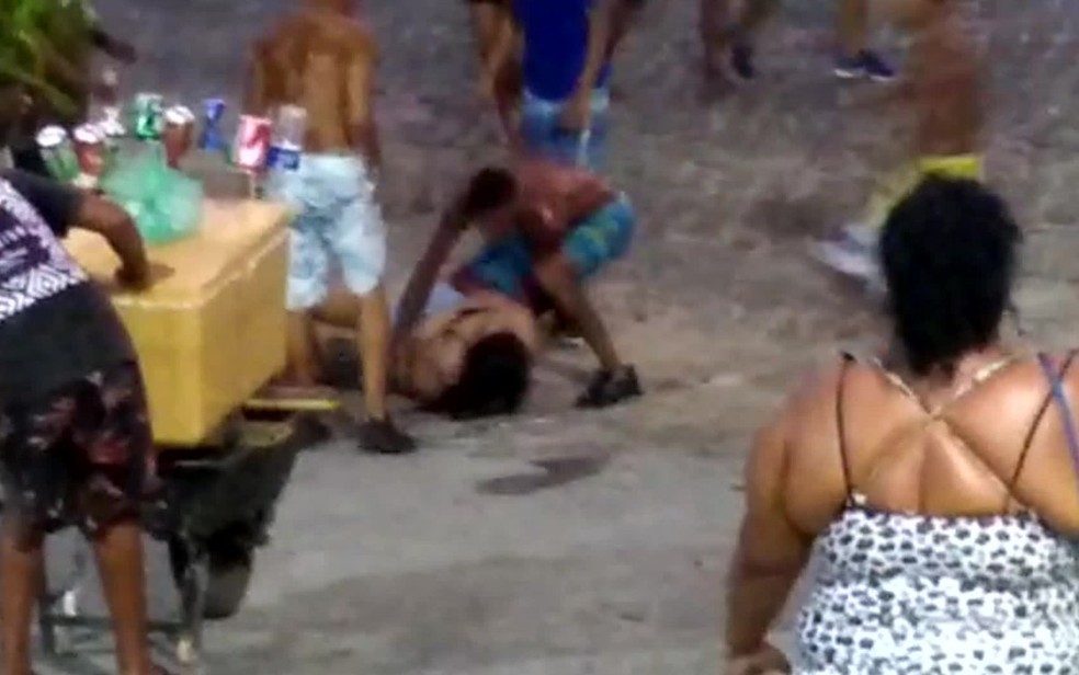 Mulher é derrubada no chão e atacada por assaltantes em prévia em Olinda — Foto: Reprodução/WhatsApp