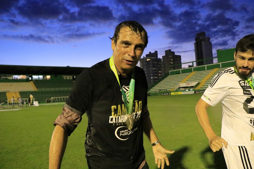 Milton Cruz levou um banho dos jogadores (Foto: Luiz Henrique/Figueirense FC)