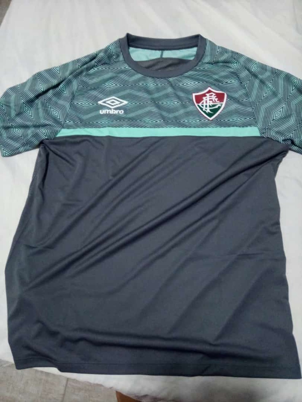 Camisa verde e cinza faz parte da linha de treinos da nova coleção — Foto: Divulgação