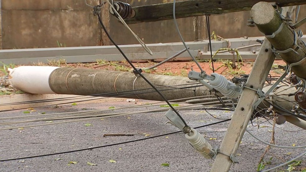 Postes caíram após serem atingidos por estrutura em Pirajuí  — Foto: Willian Silva/ TV TEM 