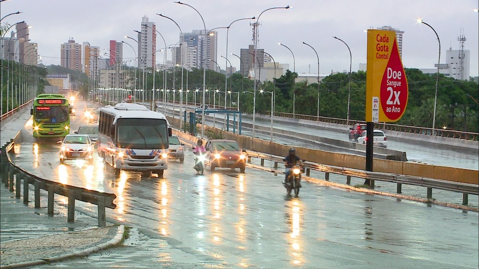 Ponte da Frei Serafim durante chuva em Teresina — Foto: Reprodução/TV Clube