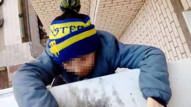 Menino se pendura em sacada de prédio para ganhar curtidas no Facebook