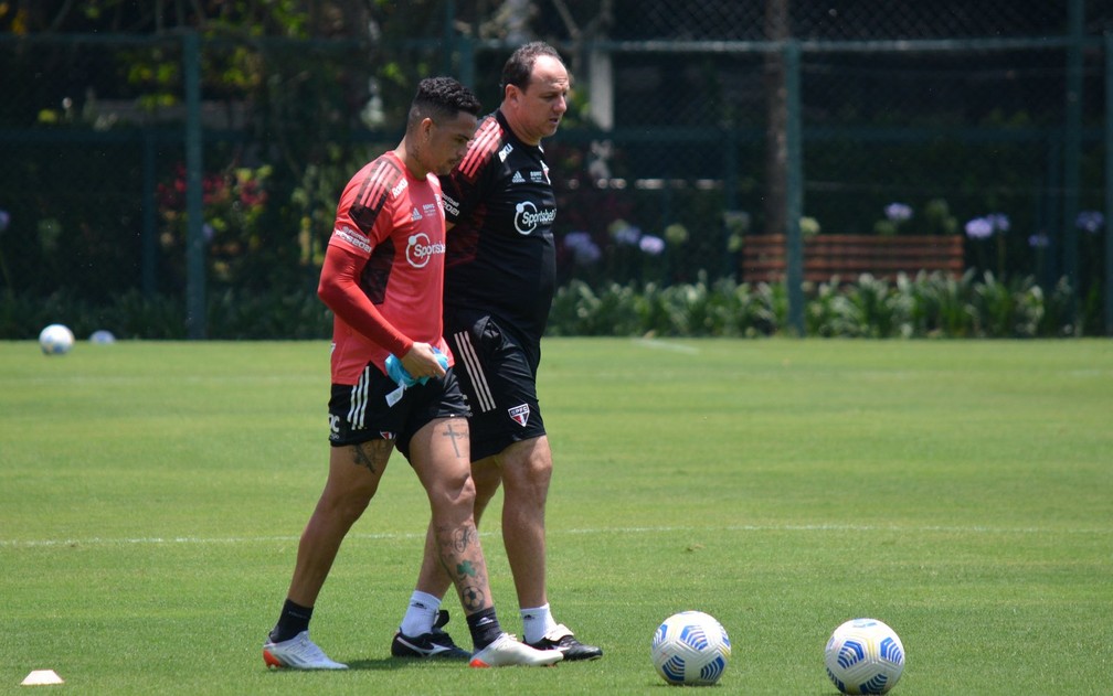 Luciano ao lado de Rogério Ceni no treino do São Paulo — Foto: Felipe Espíndola\SPFC