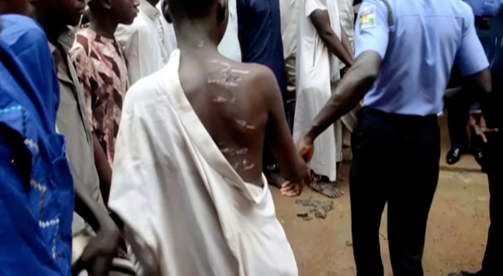 Vítima machucada é resgatada de reformatório islâmico em Kaduna, na Nigéria  — Foto: Television Continental/Reuters TV