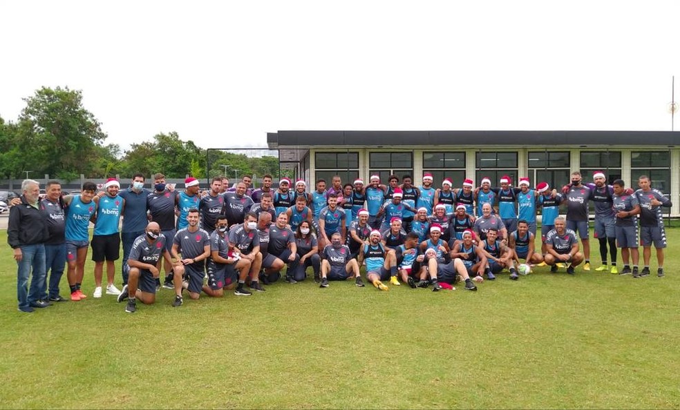 Treino do Vasco na v�spera de Natal. Ben�tez, com gorro de Natal e t�nis, n�o foi a campo � Foto: Carlos Greg�rio Jr. / Vasco
