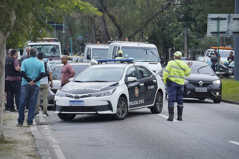 Trânsito em meia pista na Lagoa Rodrigo de Freitas — Foto: Marcos Serra Lima/G1