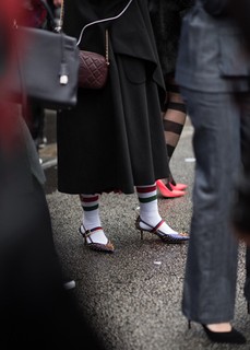 Sandália com meia esportiva é tendência em Paris. (Foto: Joanna Totolici)
