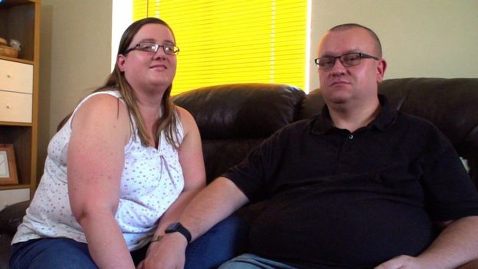 Katie e Craig dizem que levaram um ano e meio para aceitar a impossibilidade de ter filhos sem o esperma de um doador — Foto: BBC