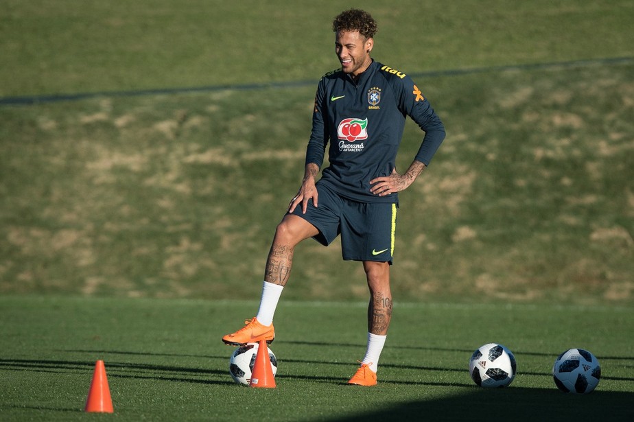 Neymar antecipa agenda em campo e mostra seguranÃ§a em pÃ© operado