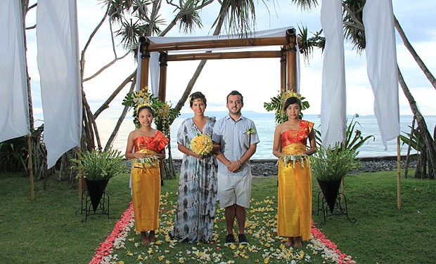 Em Bali, a noiva usou um penteado e roupas típicas. A cerimônia aconteceu em um templo com mantra em sânscrito (Foto: Reprodução/Vou Contigo Lifestyle)