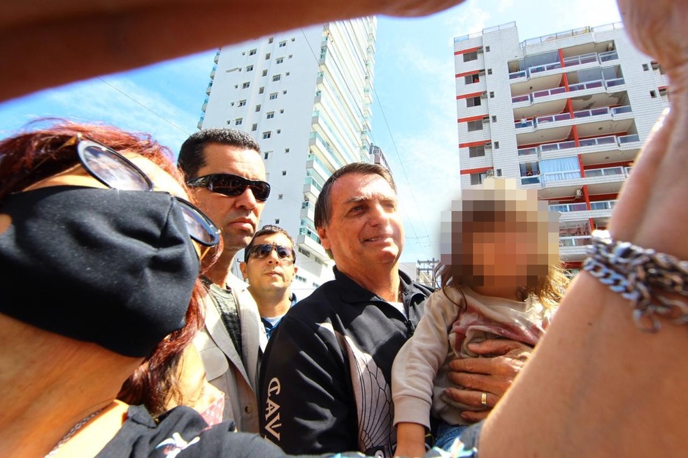 Bolsonaro cumprimenta idosos e abraça crianças sem máscara durante passeio  no litoral de SP | Santos e Região | G1