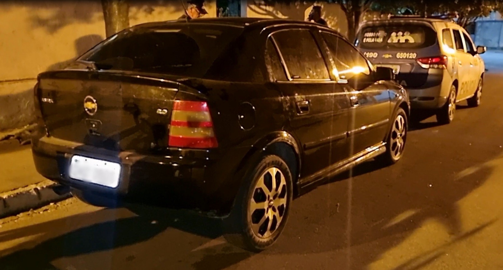 Suspeitos de agredir e ameaçar vítimas durante assaltos são presos com carro roubado, drogas e armas, em Cachoeirinha
