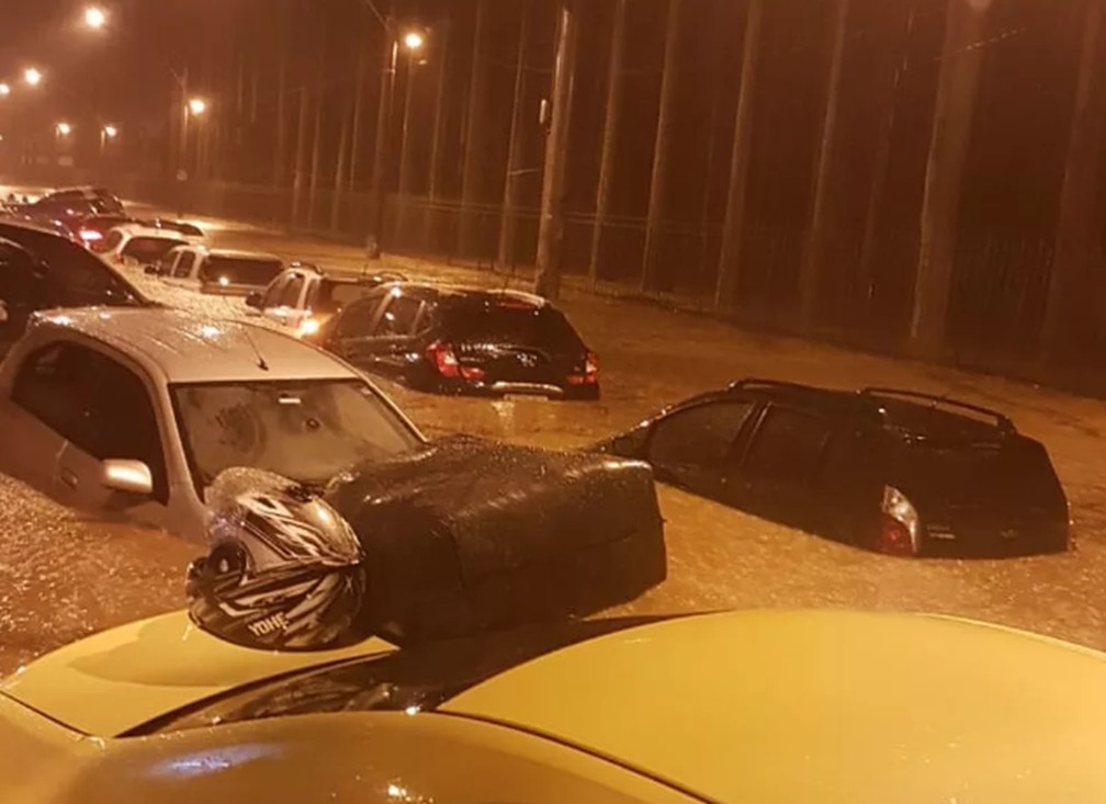 Carros 'boiando' na rua Jardim Botânico, Zona Sul do Rio  — Foto: Reprodução/Redes Sociais