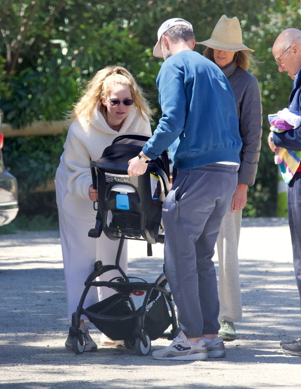 Jennifer Lawrence é vista pela primeira vez com o filho desde que deu à luz em fevereiro (Foto: The Grosby Group)